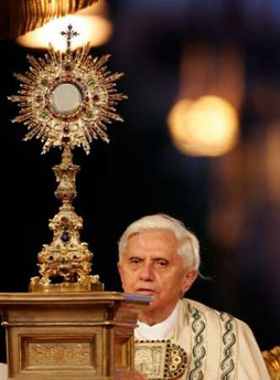 El papa, Benedicto XVI ante el Santisimo